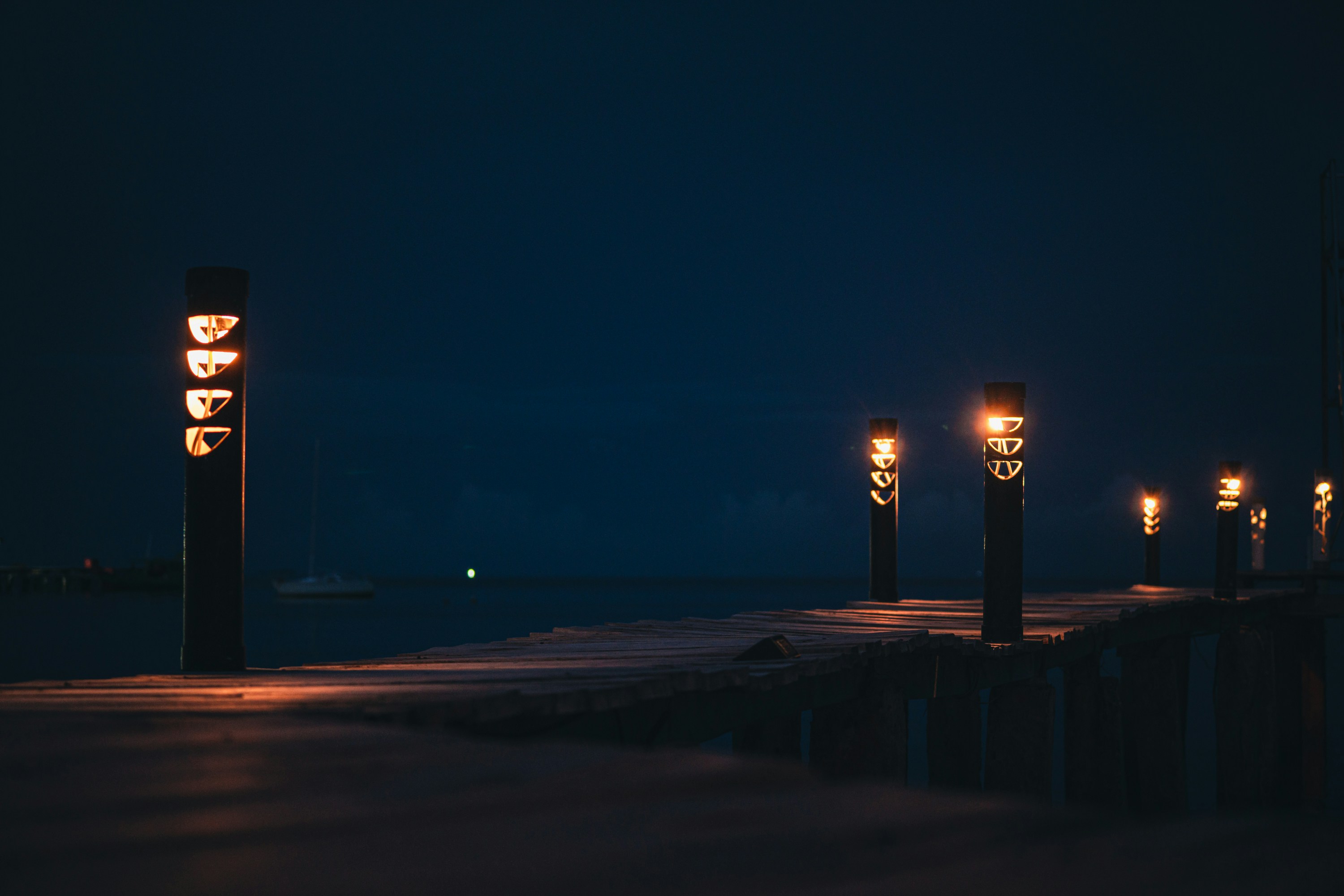 夜の街灯のある道路