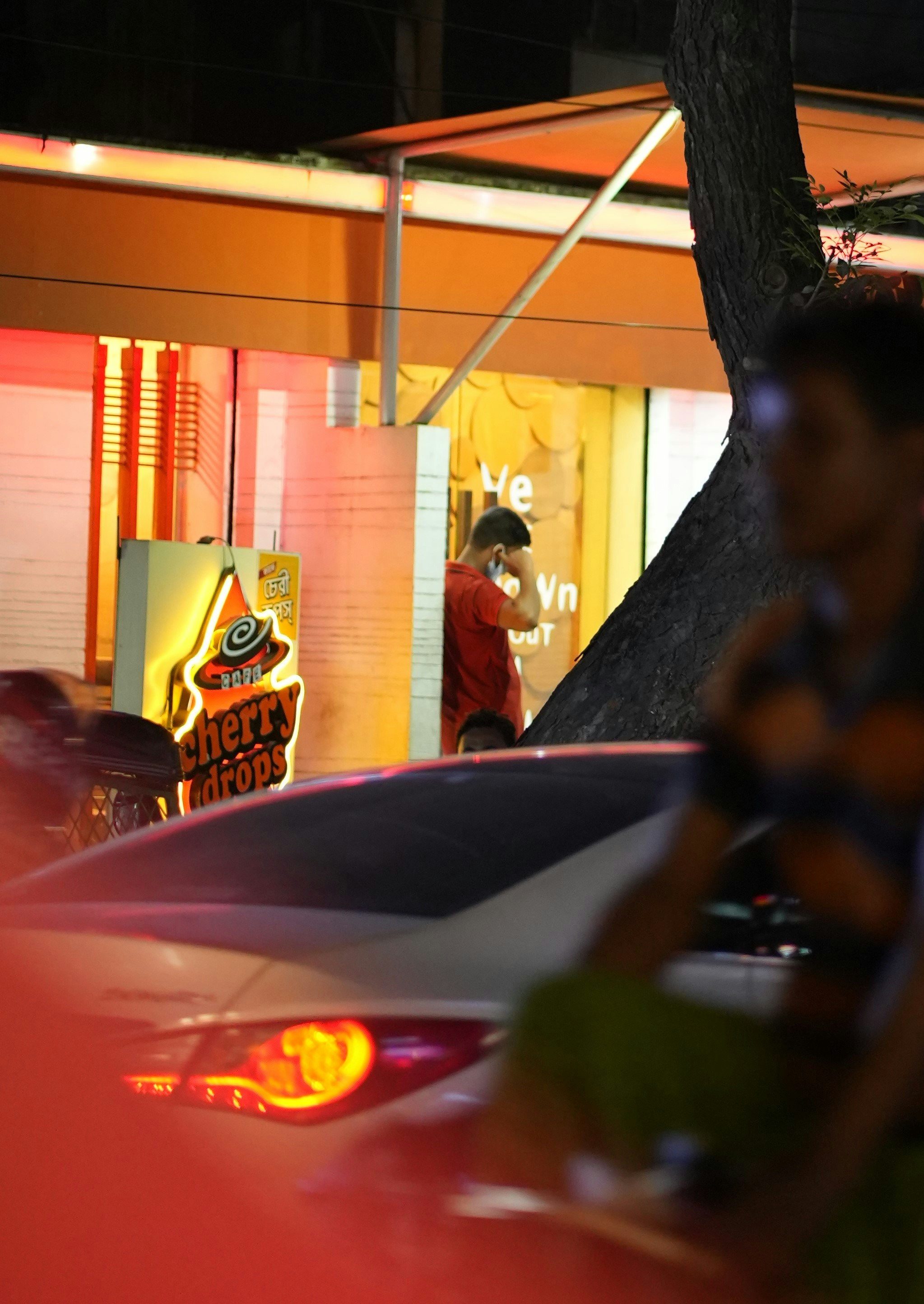 Foto Una persona parada frente a un edificio con un letrero – Imagen ...