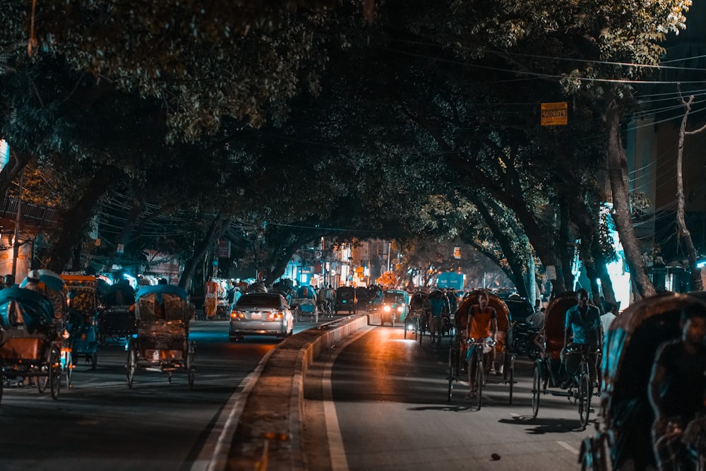 Eine belebte Straße mit Autos und Menschen