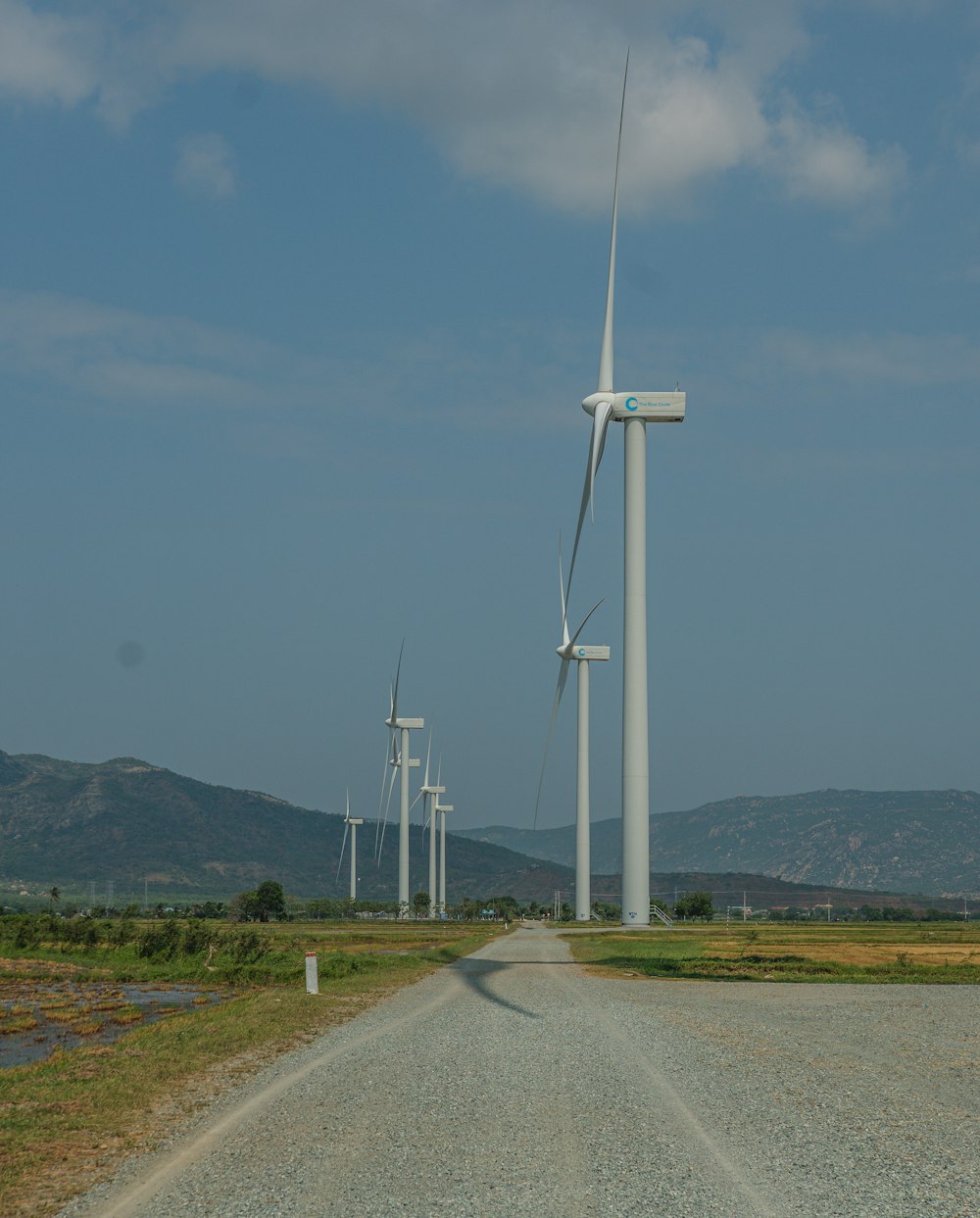 eine Straße mit Windmühlen an der Seite