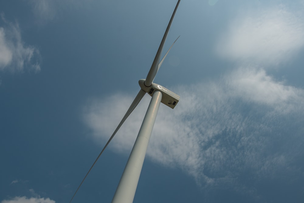 Eine Windkraftanlage unter blauem Himmel