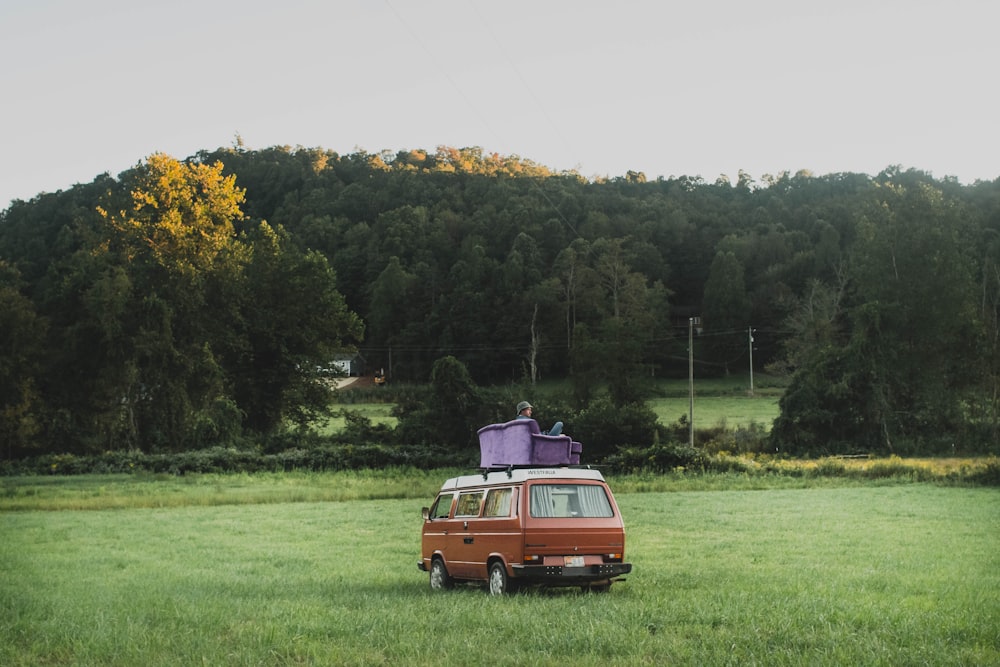 Un camion avec un gâteau violet dessus