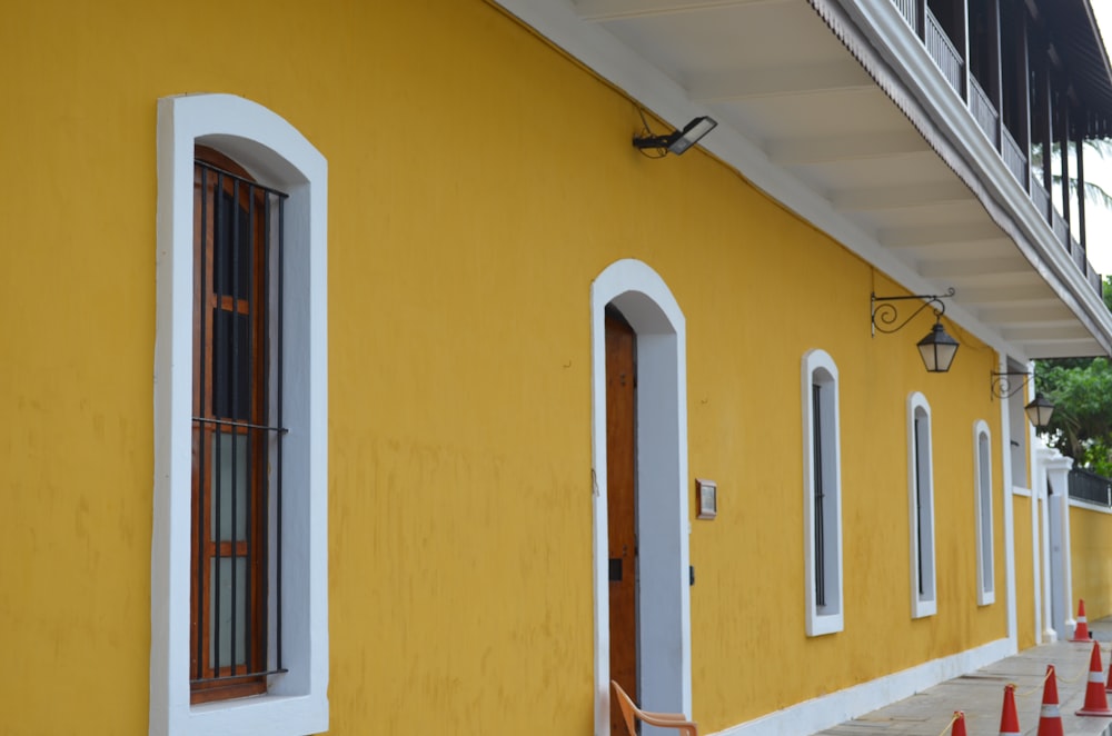 ein gelbes Gebäude mit Fenstern