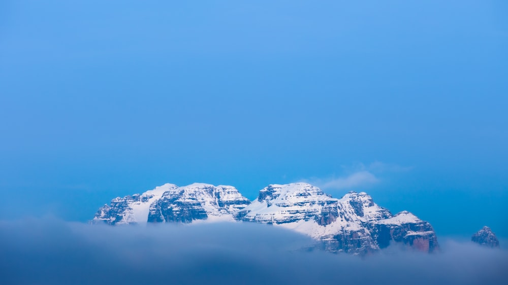 a snowy mountain range