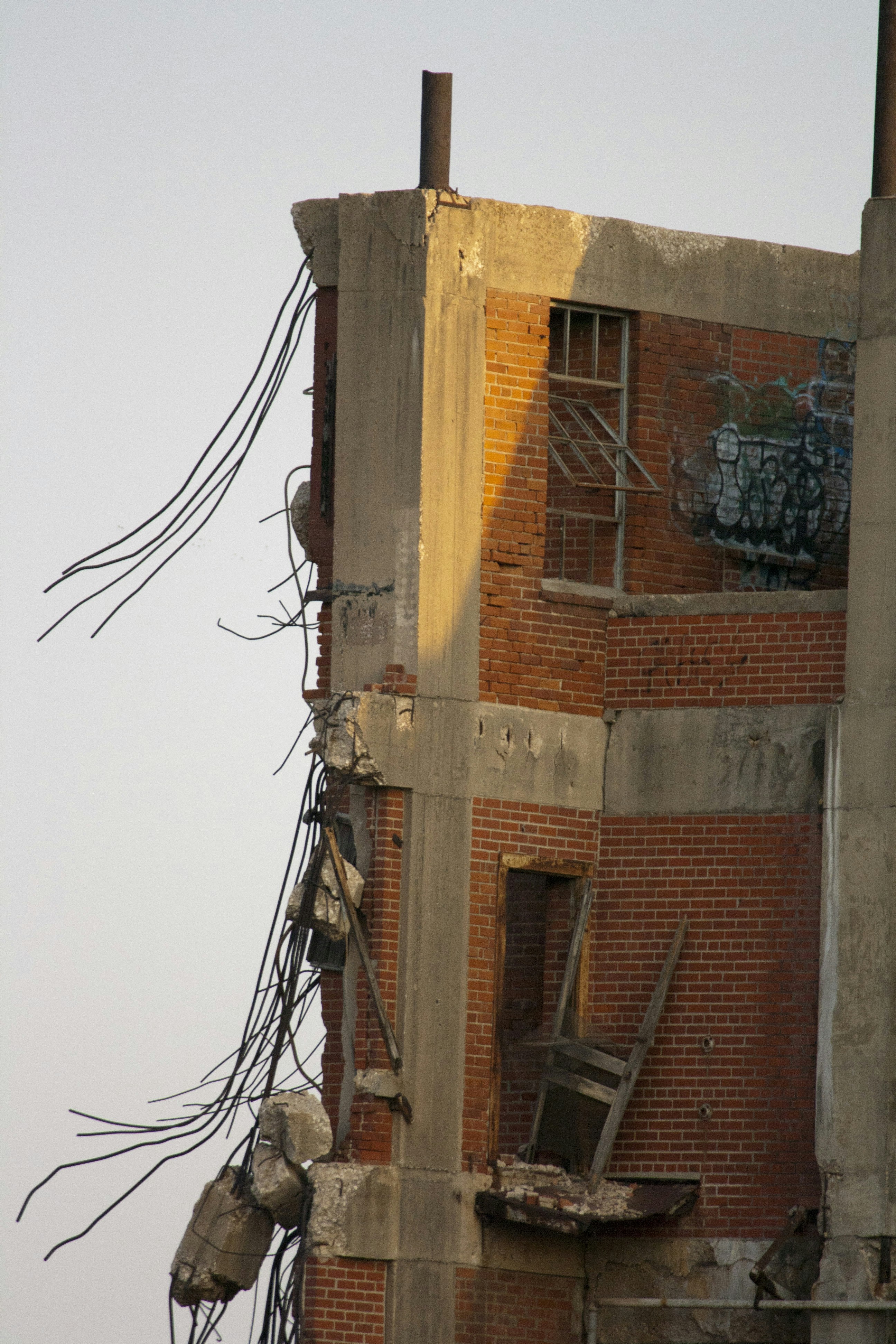 Un edificio in mattoni con graffiti su di esso
