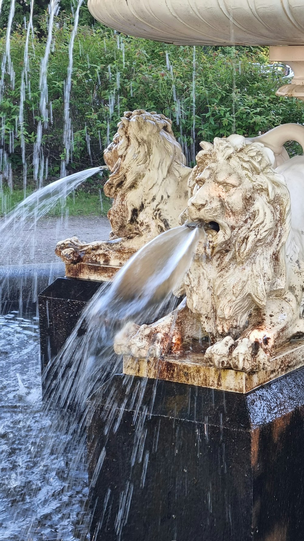 una estructura de madera con una estatua de un león y un león