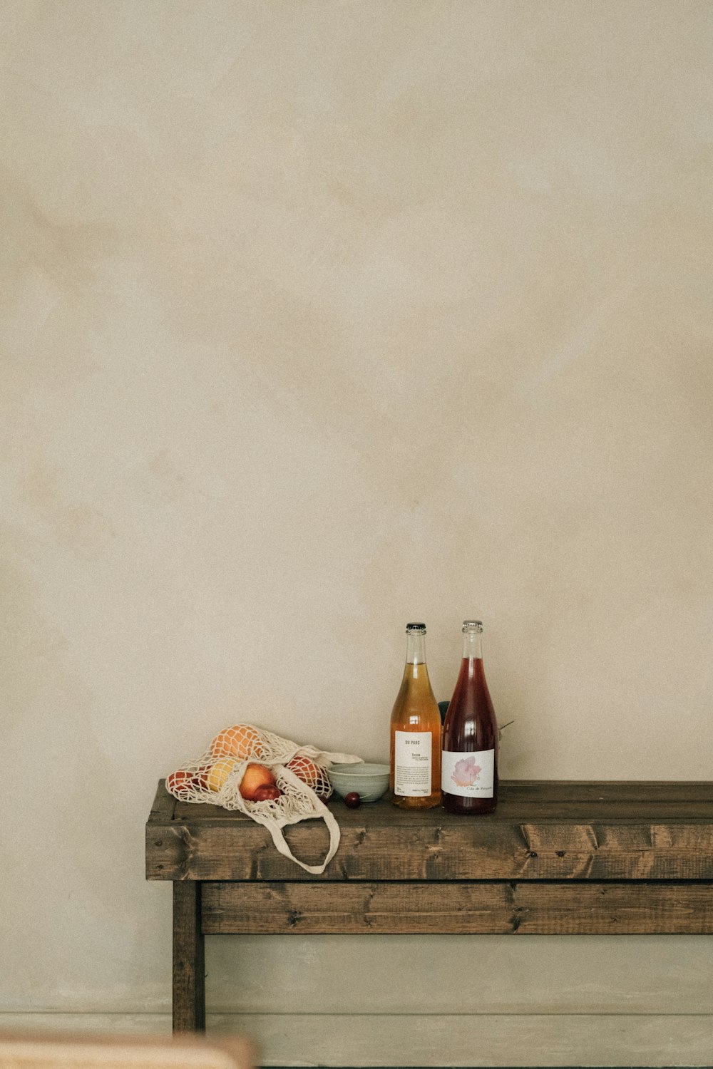 una mesa con botellas y una manta