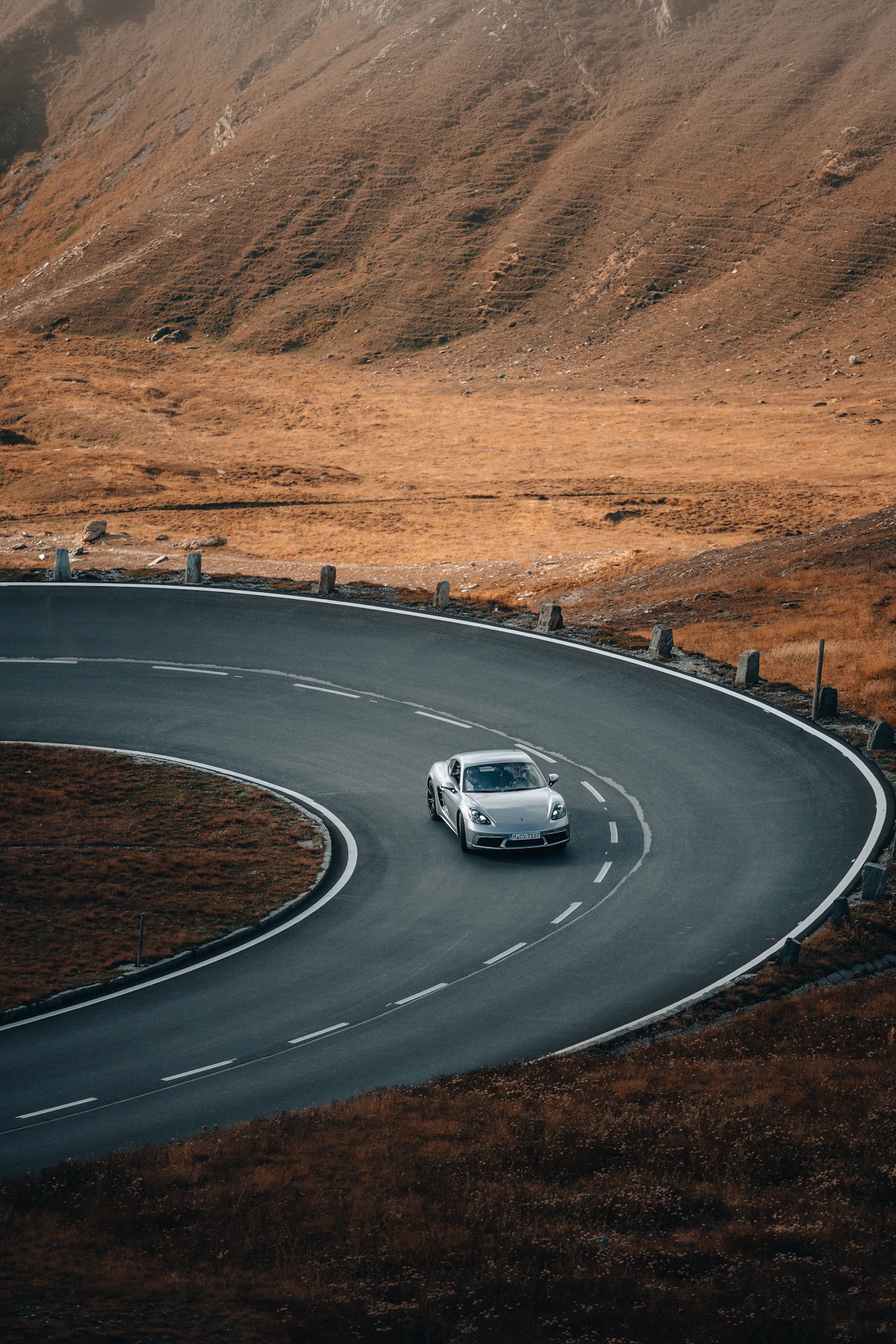 Auto auf einer kurvigen Straße als Symbol für neue rauchfreie Fahrgewohnheiten