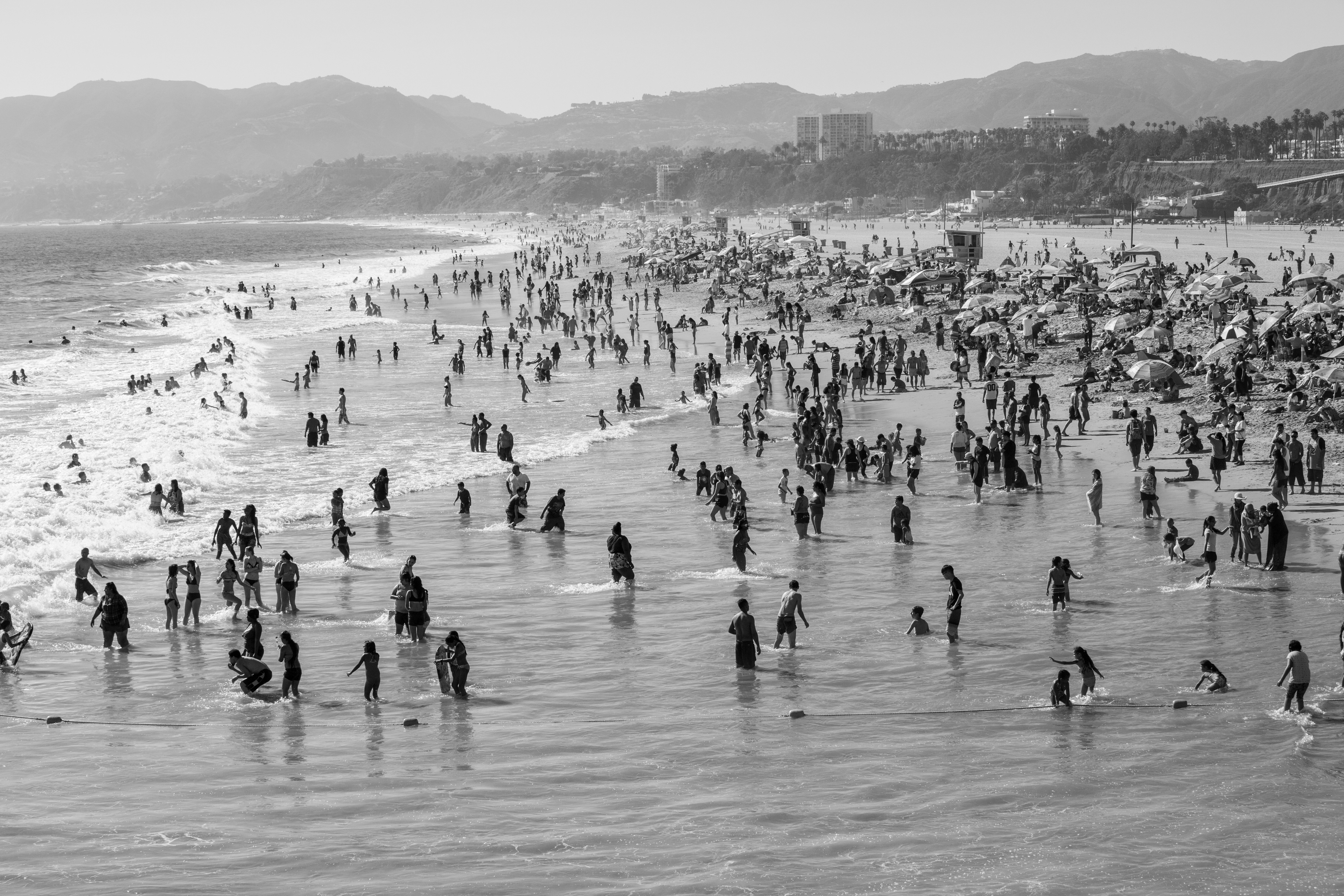 Eine große Gruppe von Menschen am Strand