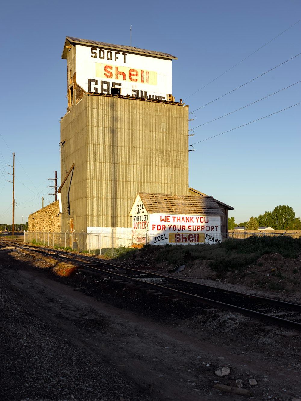 Un gran edificio con un letrero