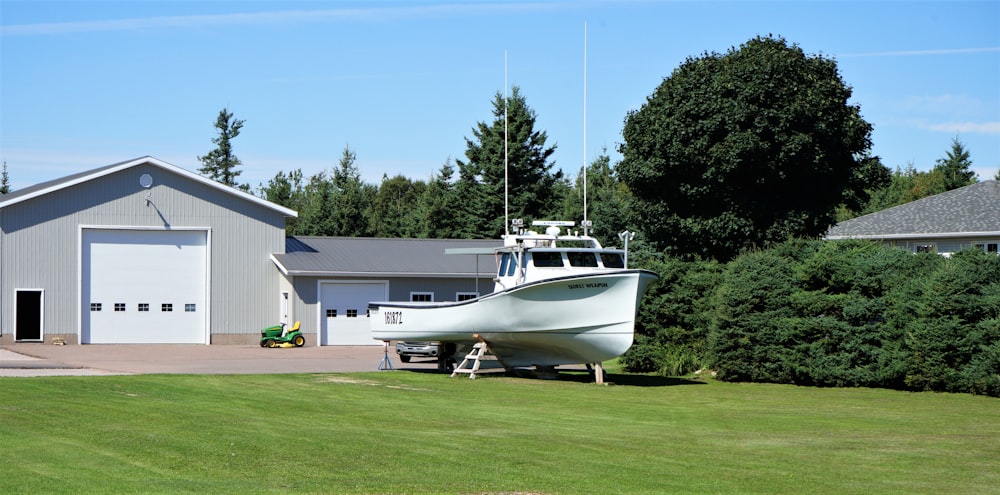 ein Boot, das in einem Hof geparkt ist