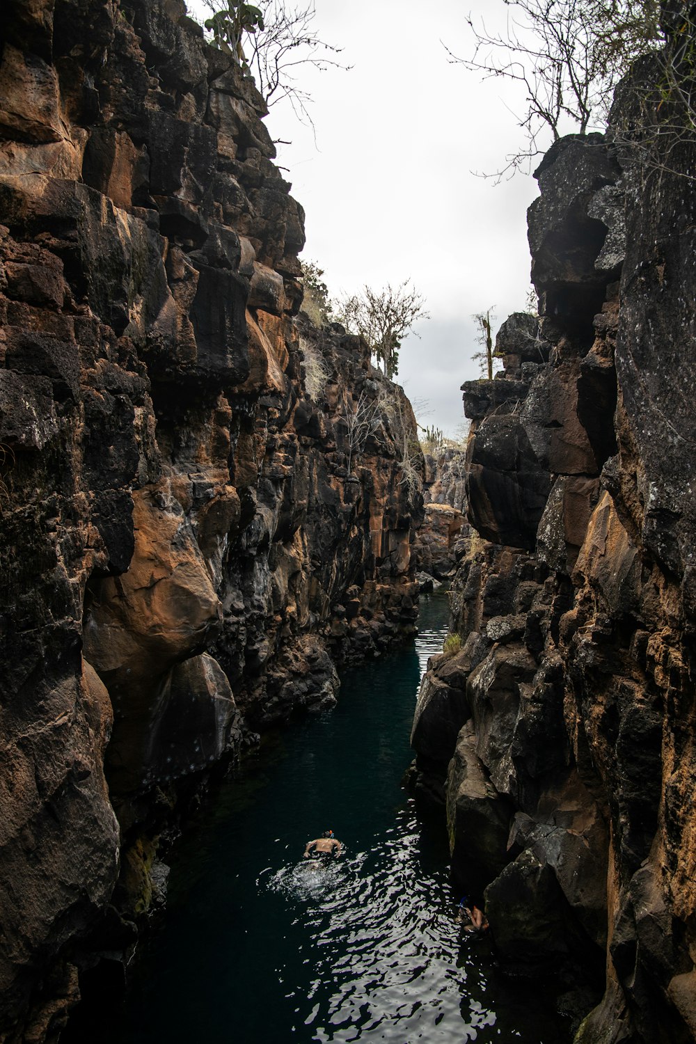 Un fiume tra grandi rocce