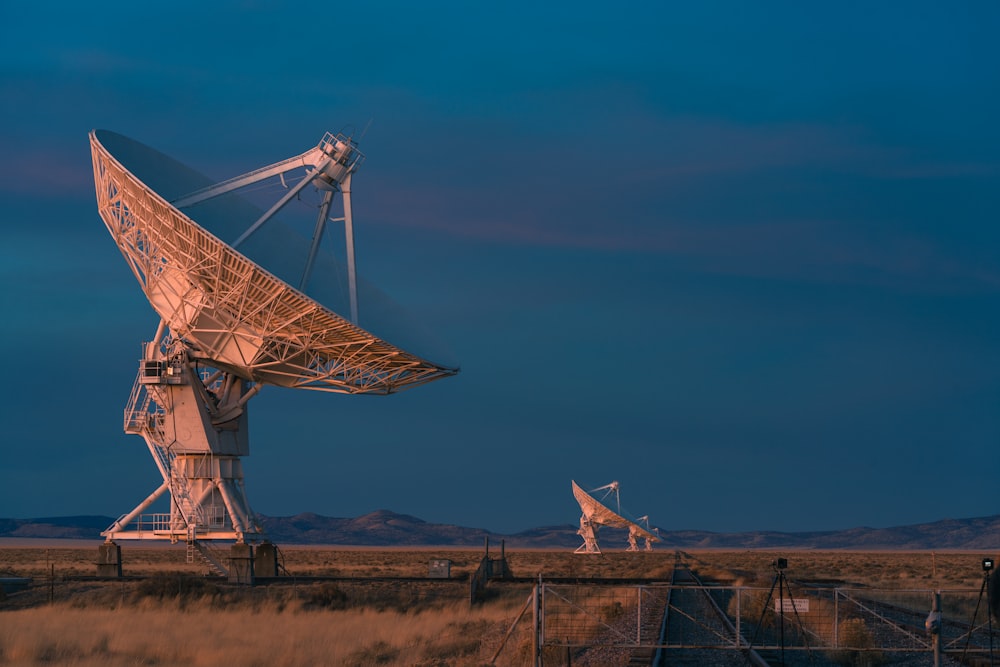 une grande structure métallique dans un champ