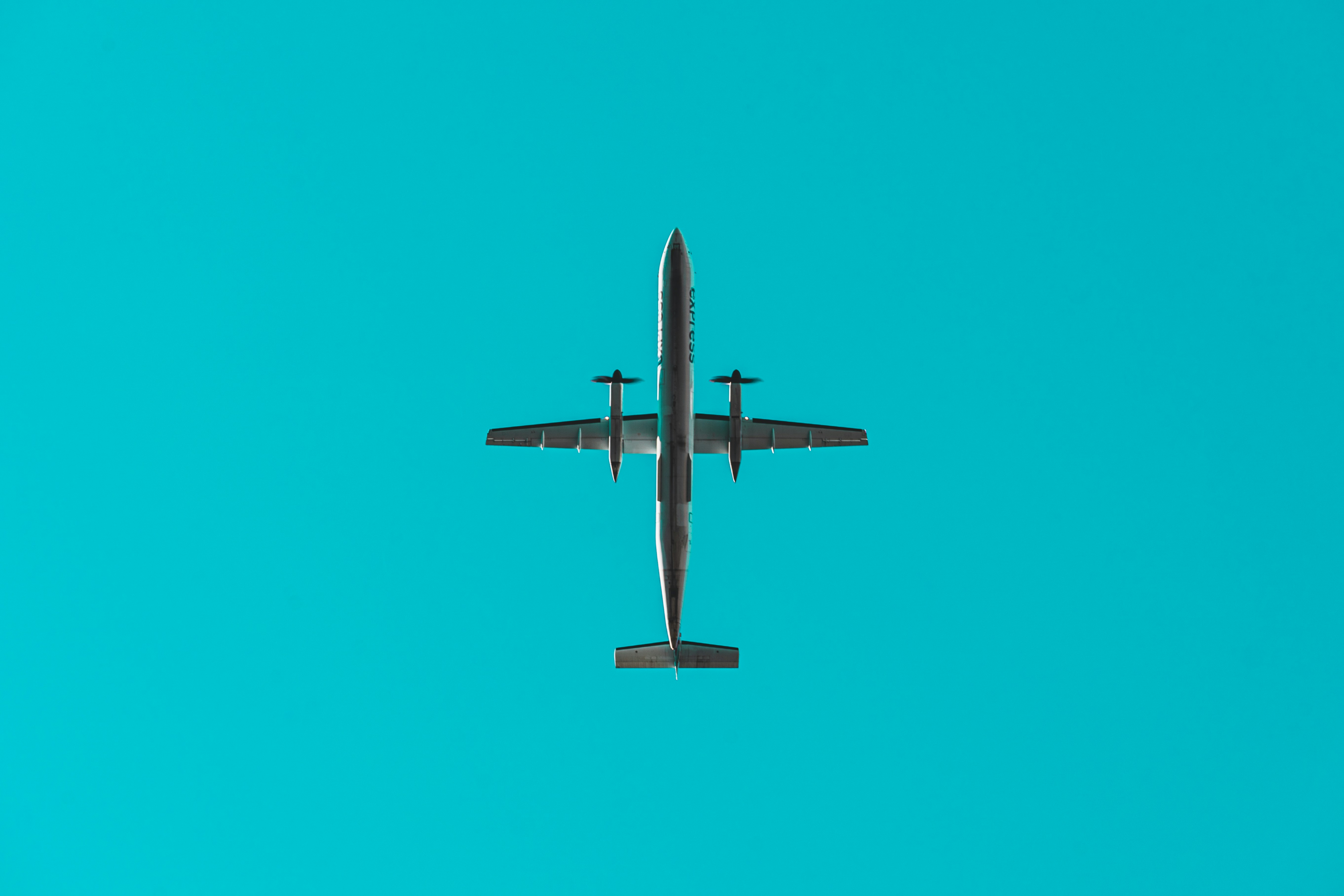 um jato voando no céu