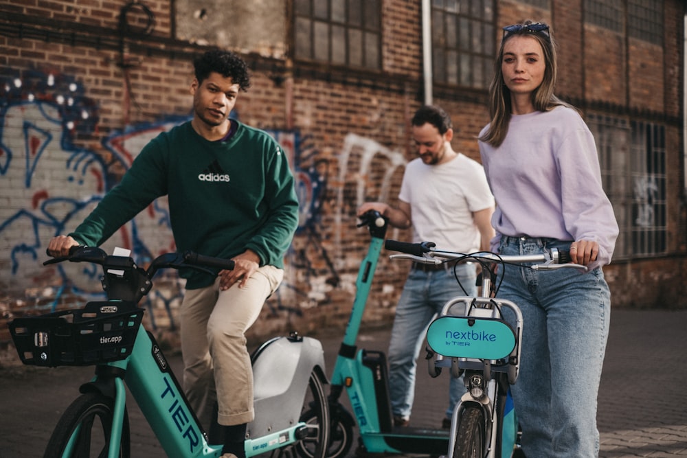 Un grupo de personas en bicicleta