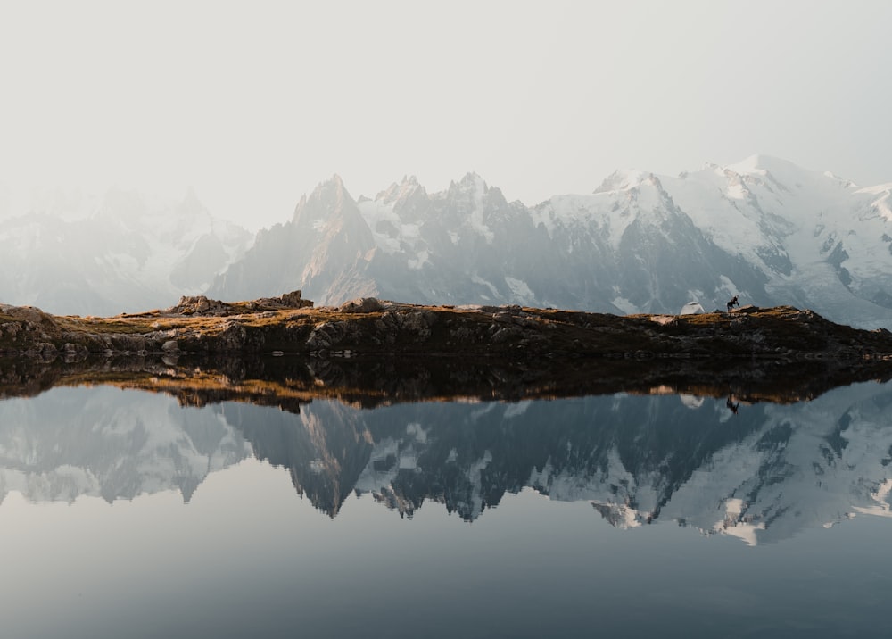 une montagne enneigée qui se reflète dans l’eau