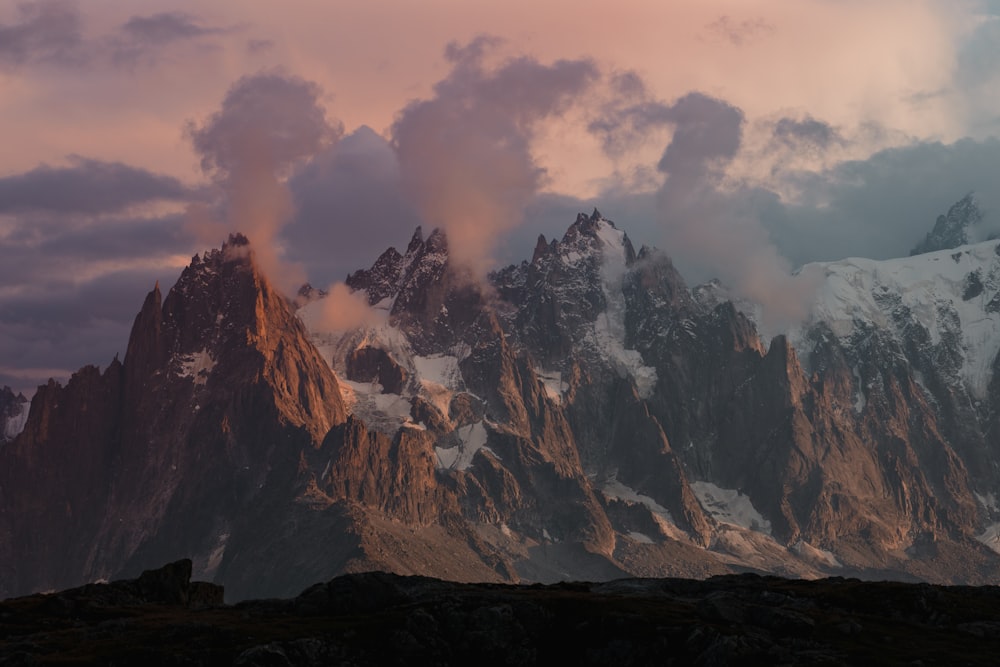 Una montaña nevada con nubes