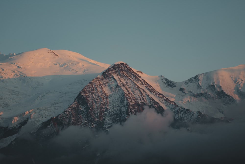 a snowy mountain range