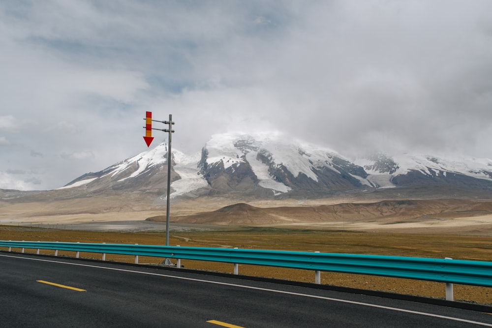 Una strada con una montagna sullo sfondo