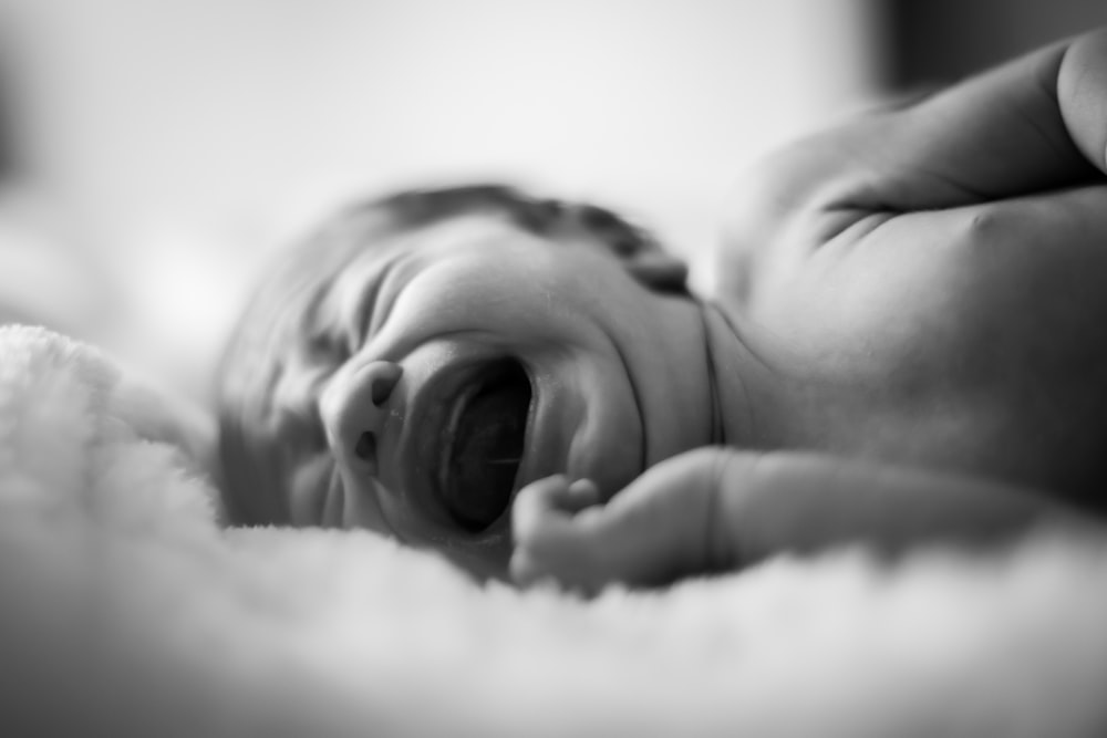 Ein Baby mit offenem Mund
