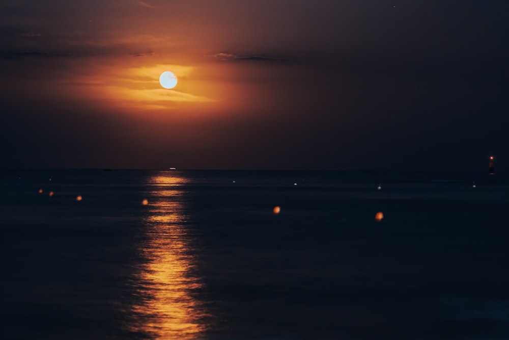 水域に沈む夕日