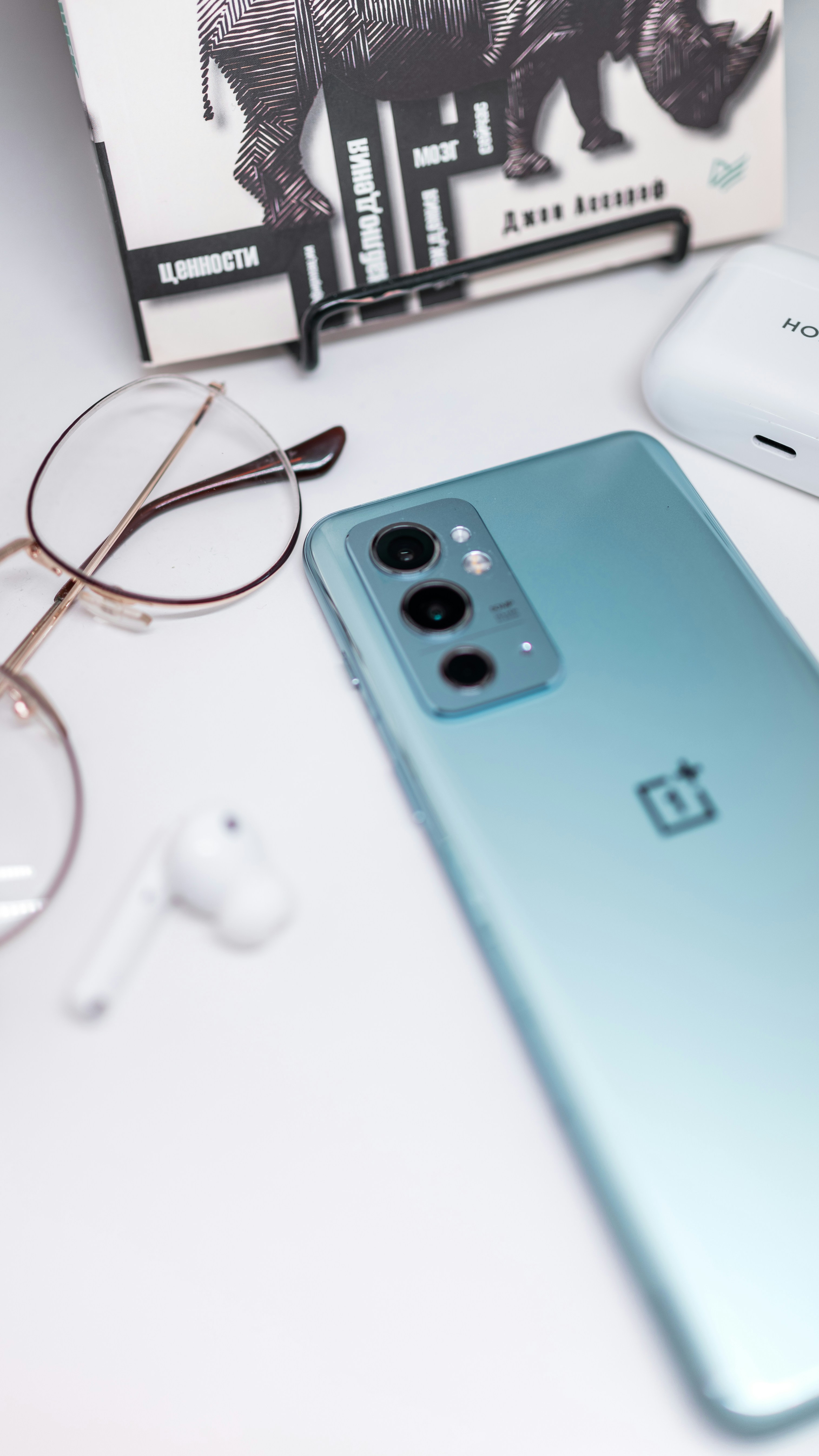 un teléfono celular azul