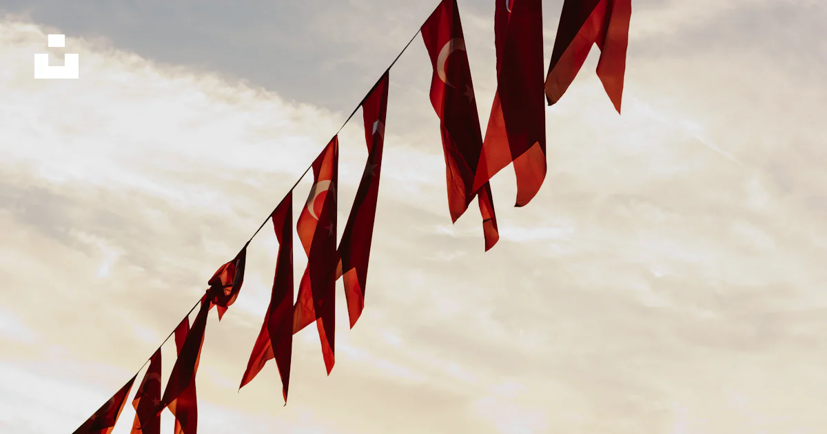 Un groupe de drapeaux rouges et blancs photo – Photo Dinde Gratuite sur ...