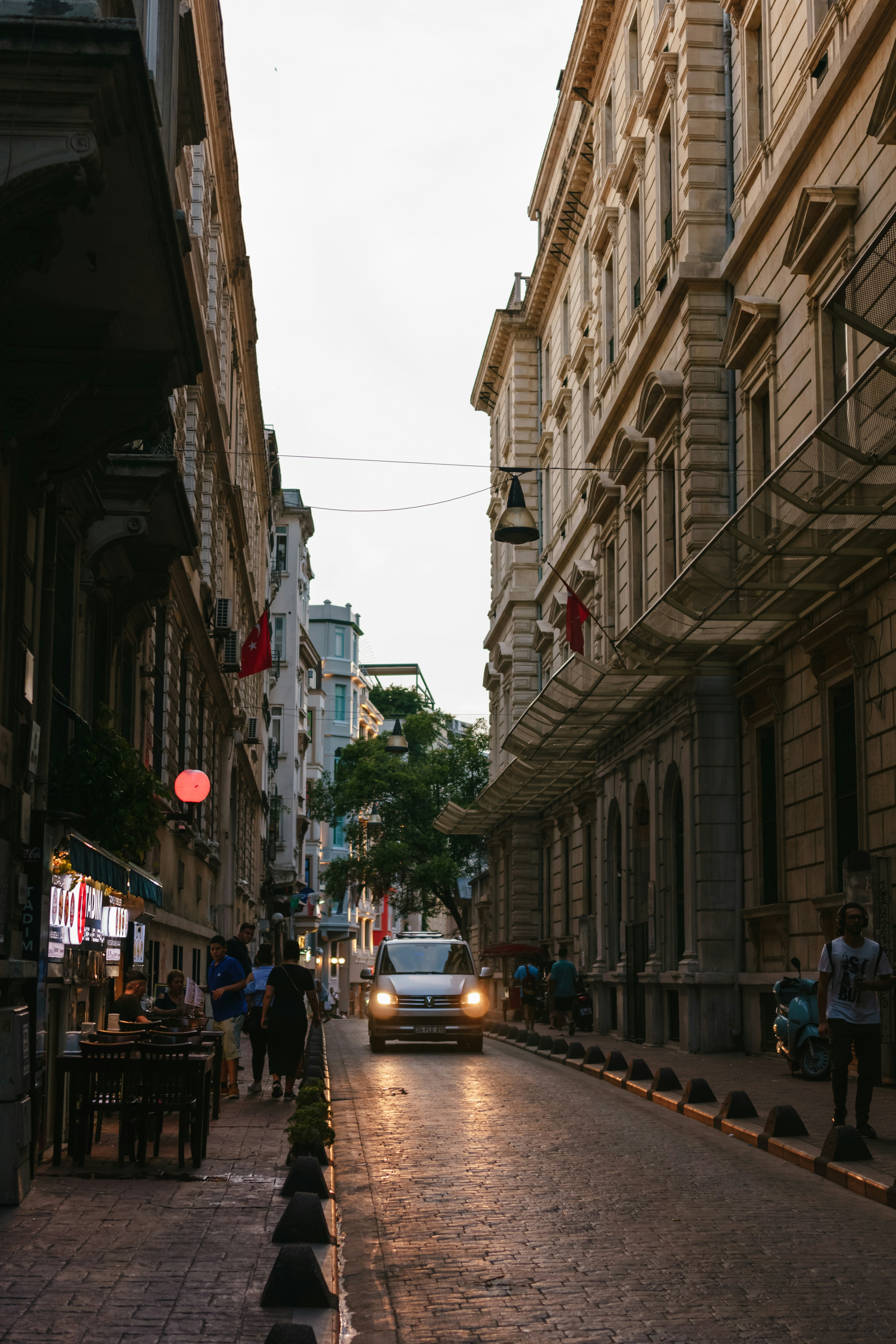 Photo by igorharrier