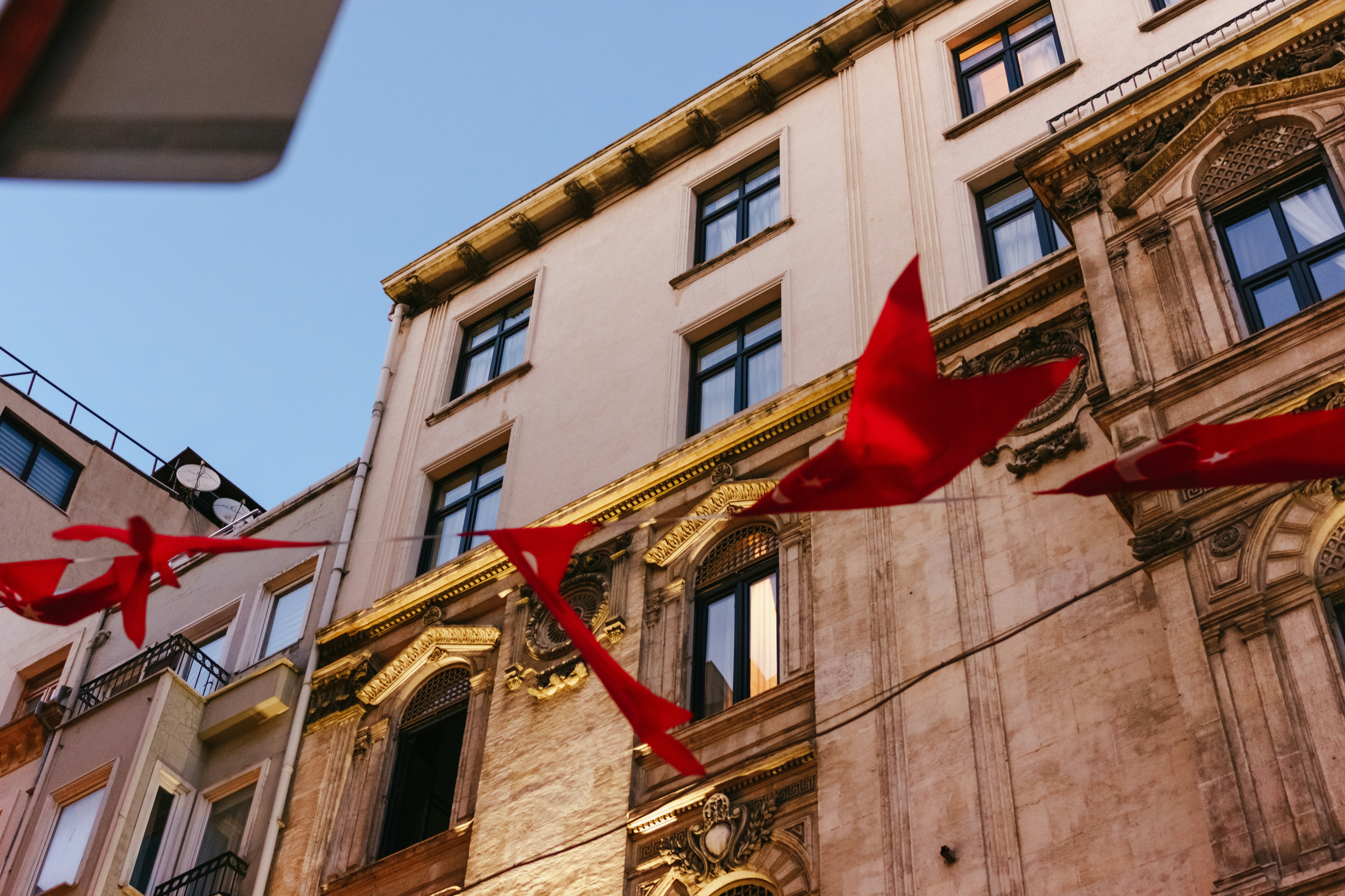 赤い旗のある建物
