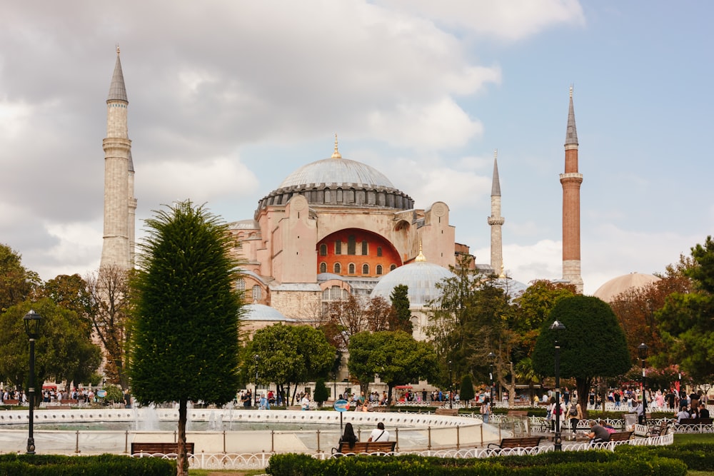 ein großes Gebäude mit Türmen und Kuppeln mit der Hagia Sophia im Hintergrund