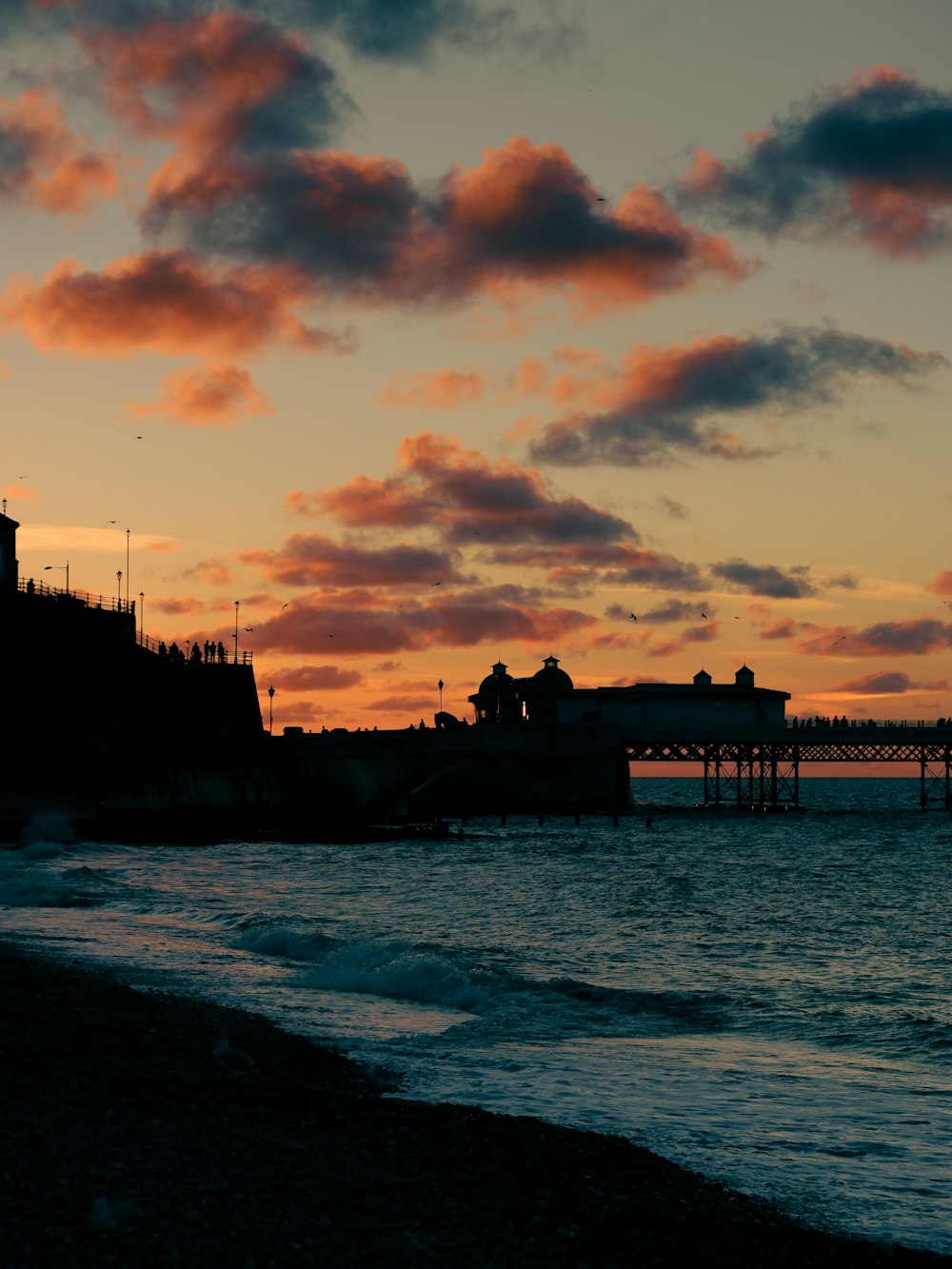 un coucher de soleil sur une plage