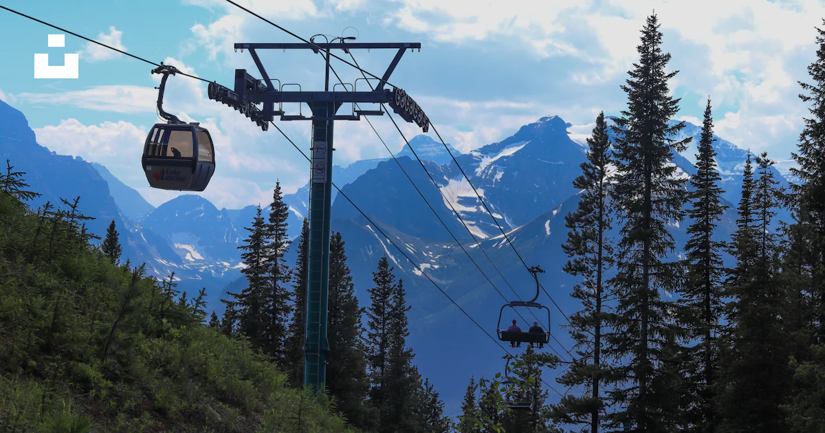 Une remontée mécanique qui monte en montagne photo – Photo Bleu ...