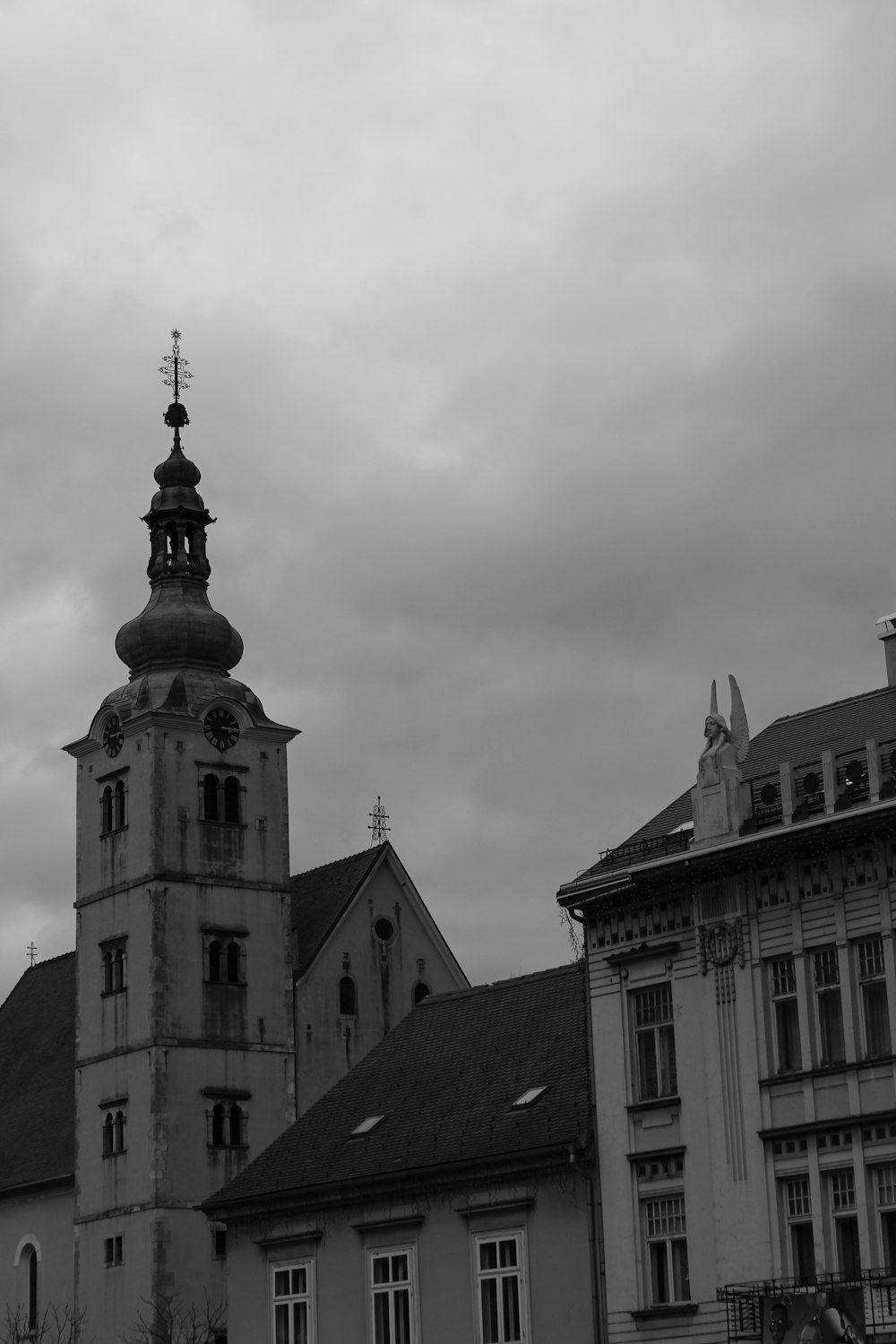 Un bâtiment avec une tour