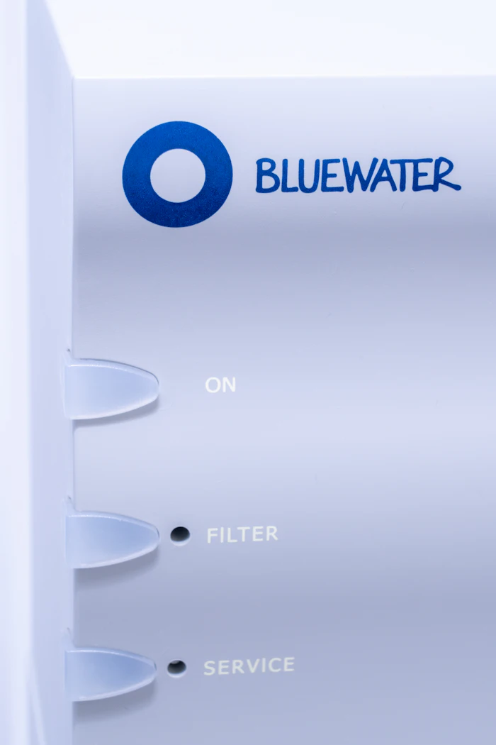 Técnico instalando sistema de agua