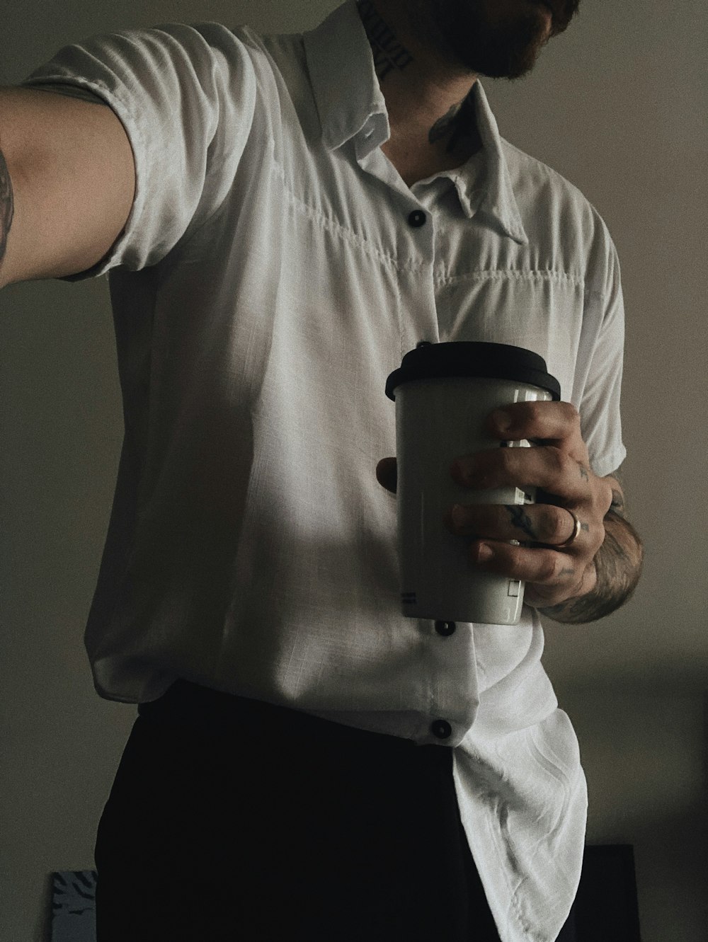 Un uomo che tiene una tazza di caffè