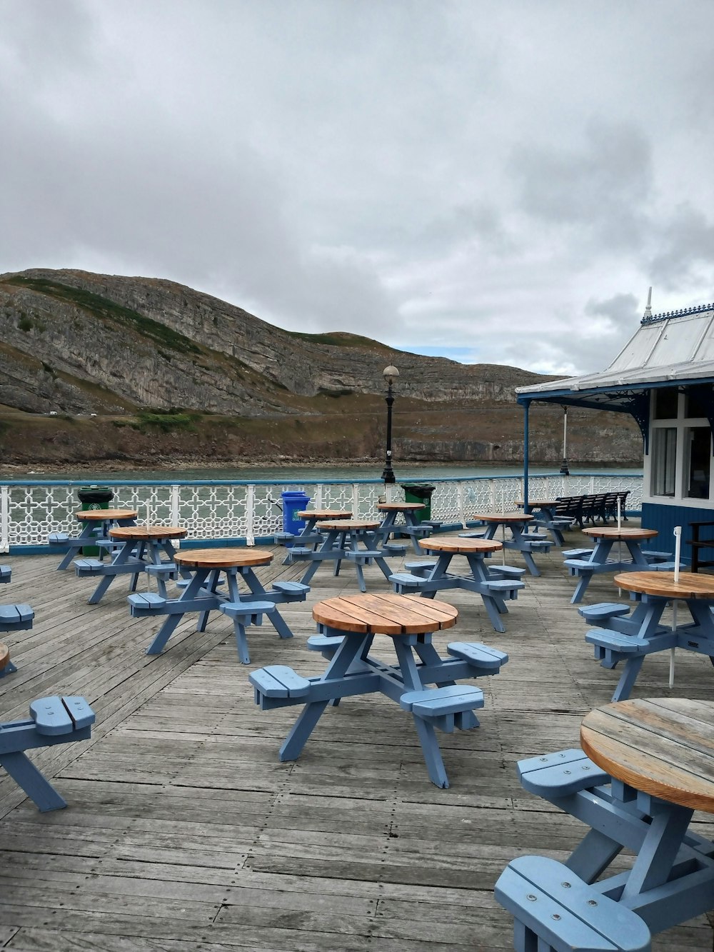 Mesas y sillas en un muelle