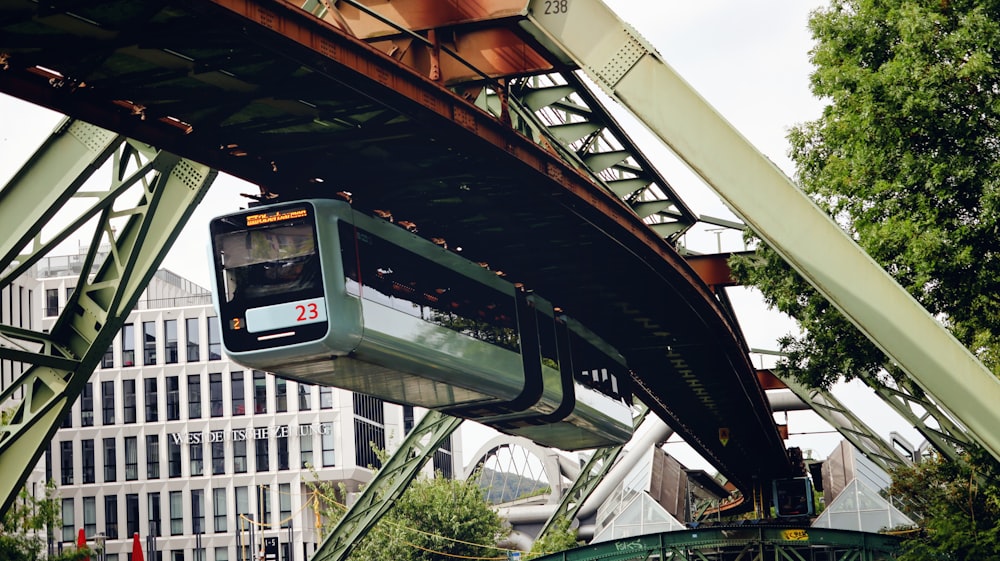 un treno che attraversa un ponte