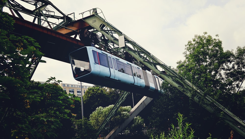 um trem passando por cima de uma ponte