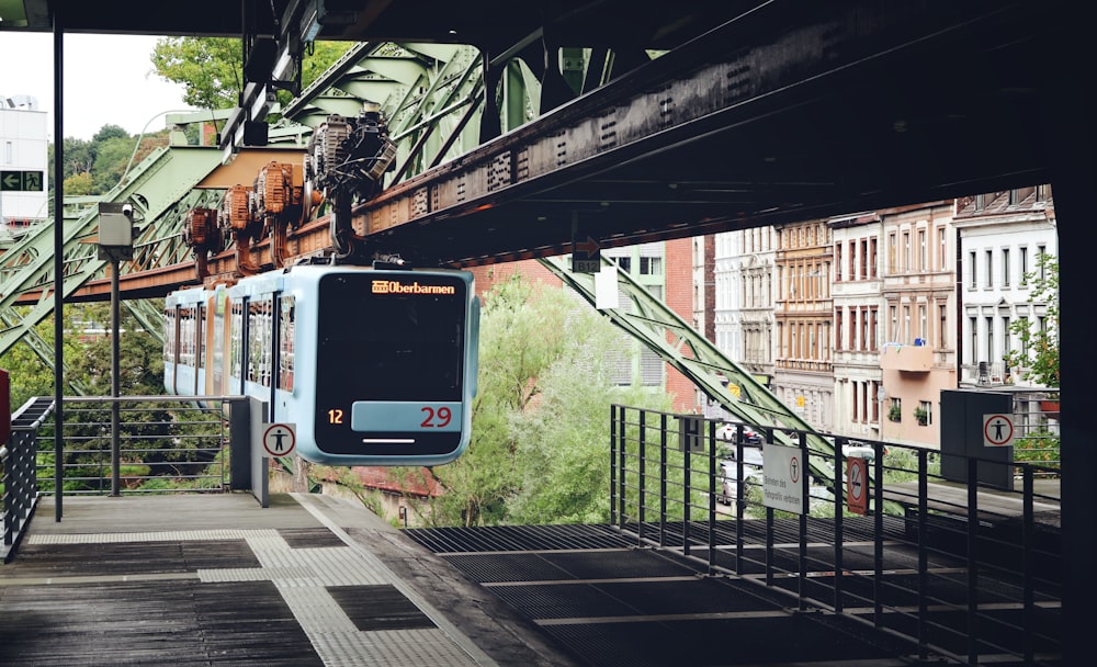 Un treno che passa sotto un ponte