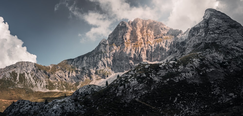 Une montagne rocheuse avec de la neige