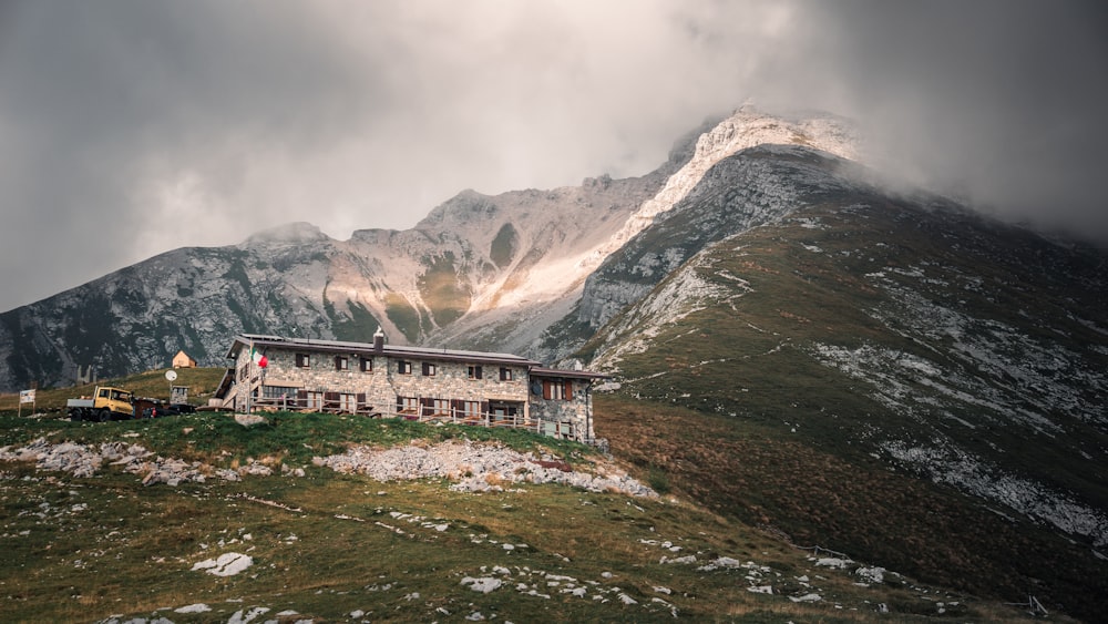 un edificio en una colina junto a una montaña