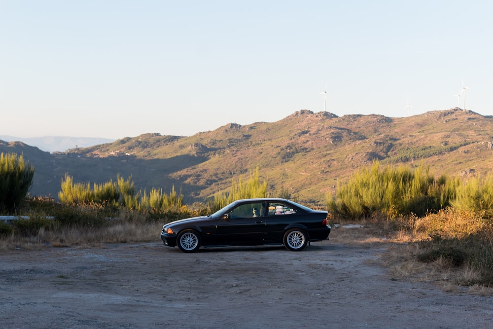 um carro estacionado em uma estrada