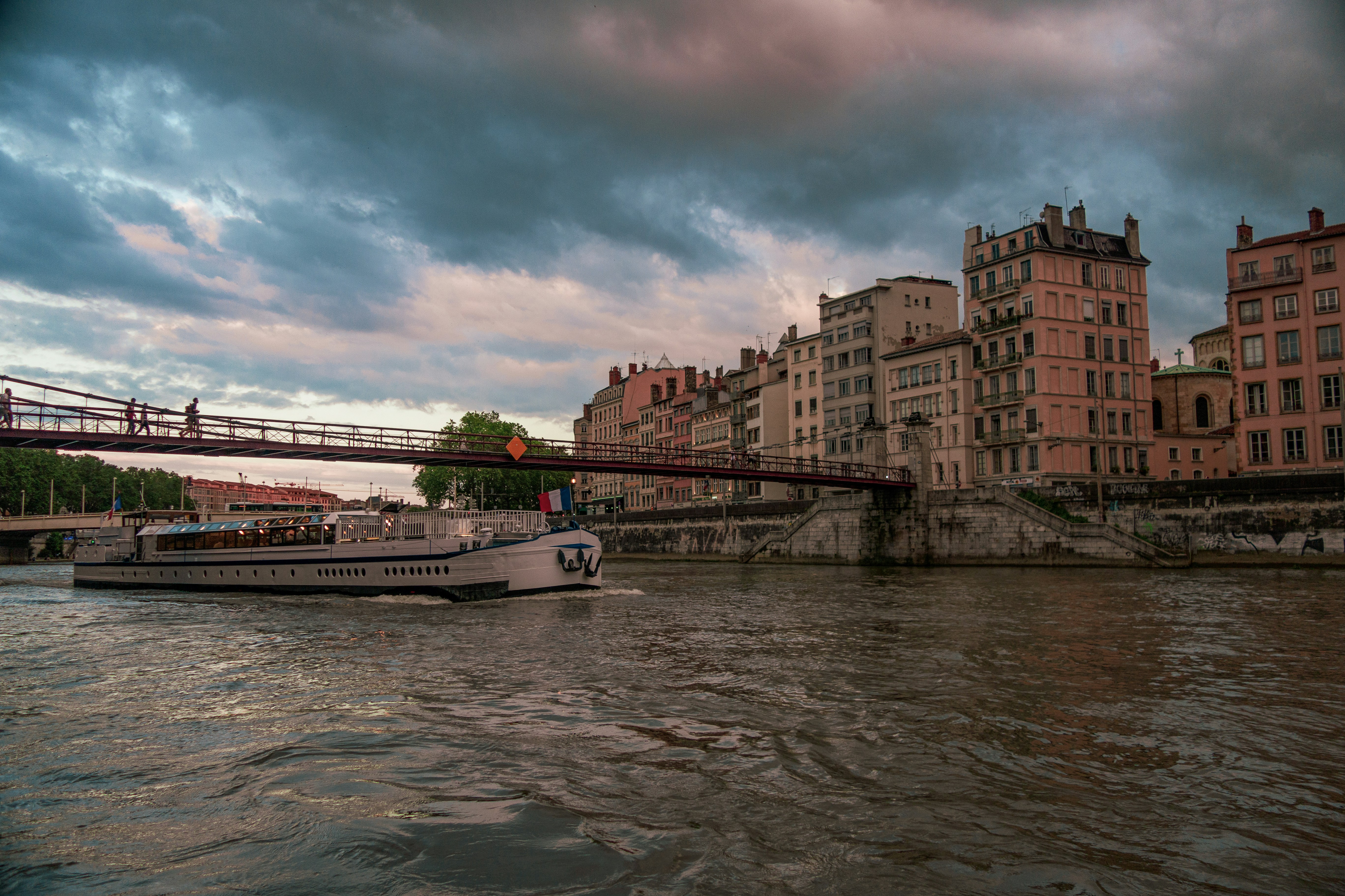 Tourisme fluvial en France. 8000 km de voies navigables le plus grand réseau d'Europe. Lyon, grande ville carrefour de l'Europe, mystérieuse et lumineuse elle égaie le touriste par sa richesse culturelle et artistique et de par son histoire deux fois millénaire.