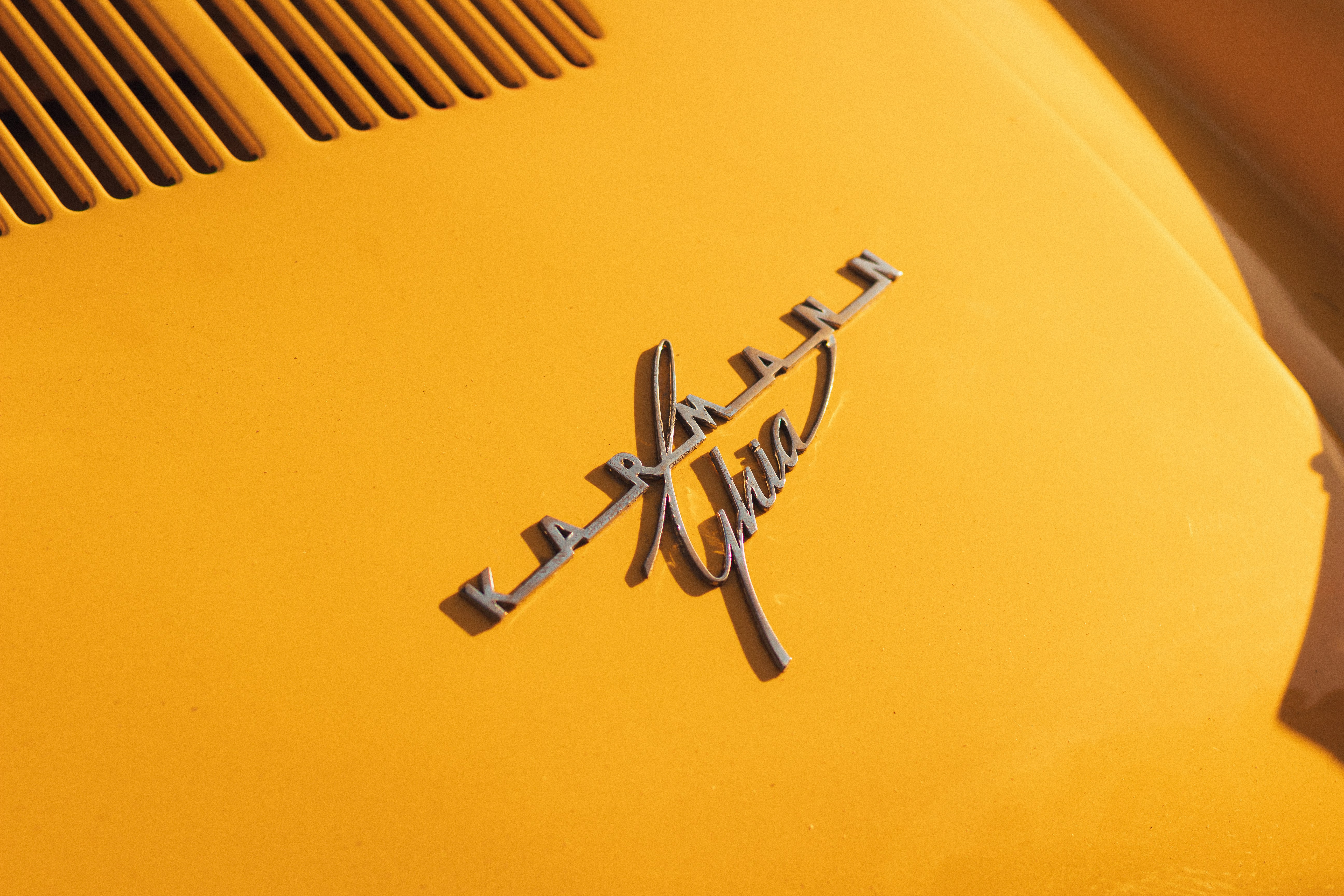um carro amarelo com um logotipo