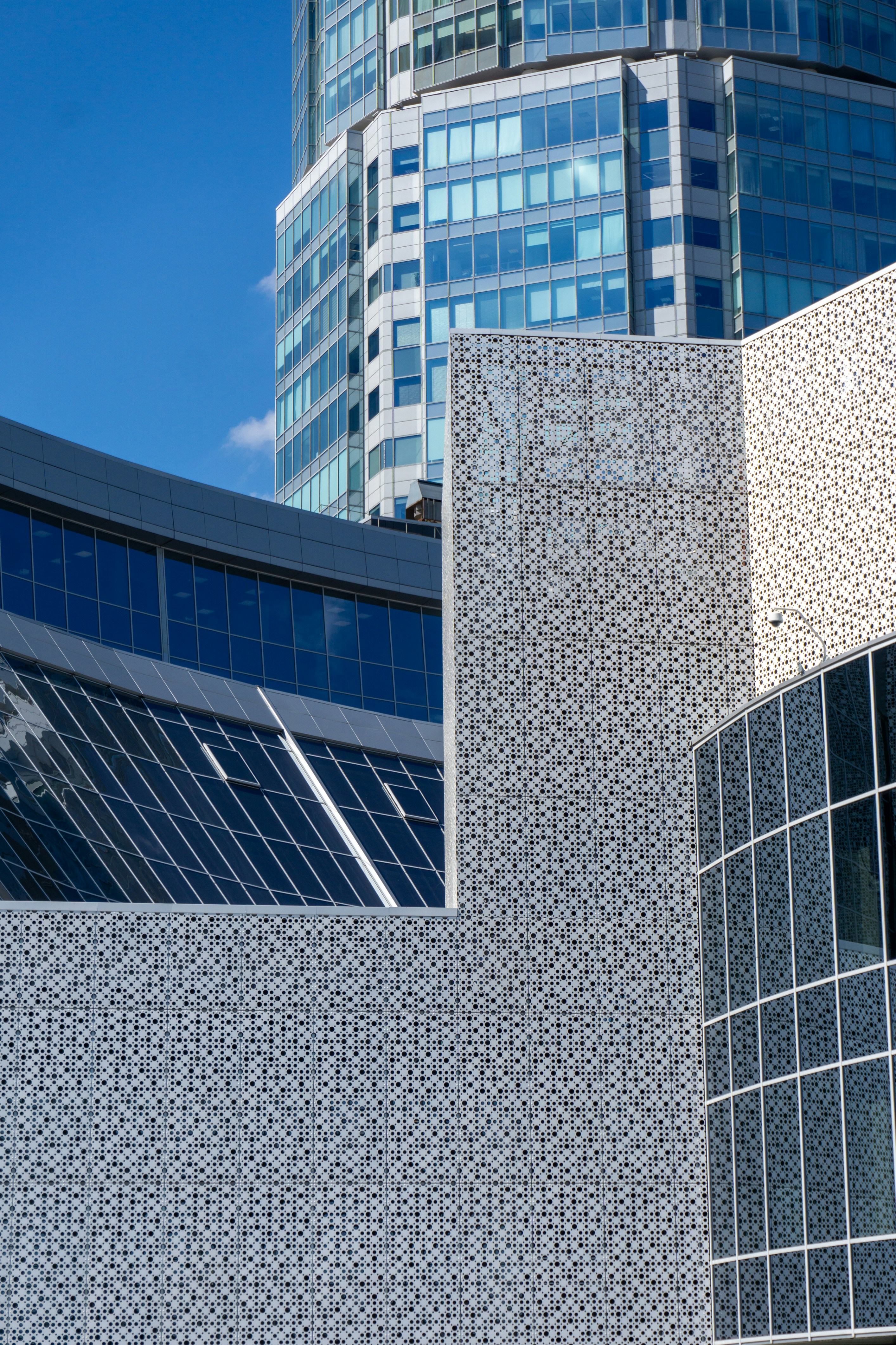 un edificio con vetrate