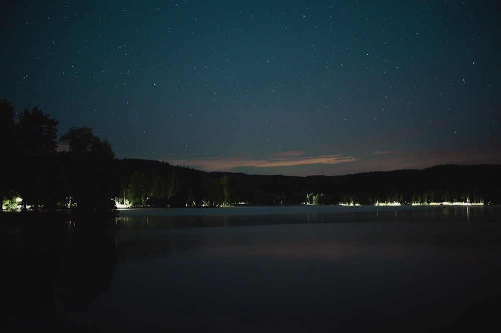 Un lago di notte