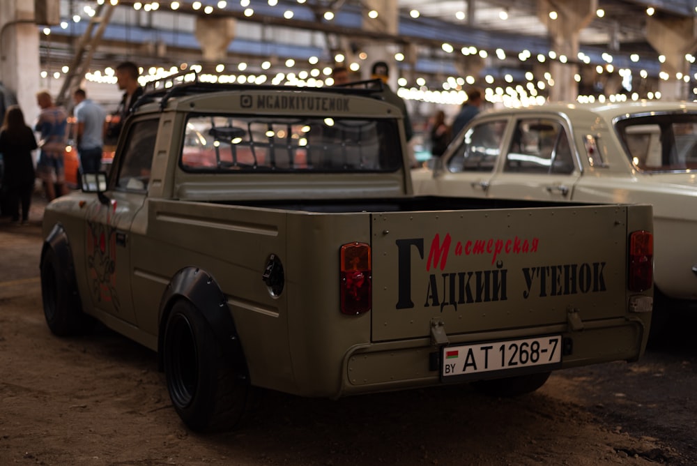 ein weißes Auto mit einem Schild darauf