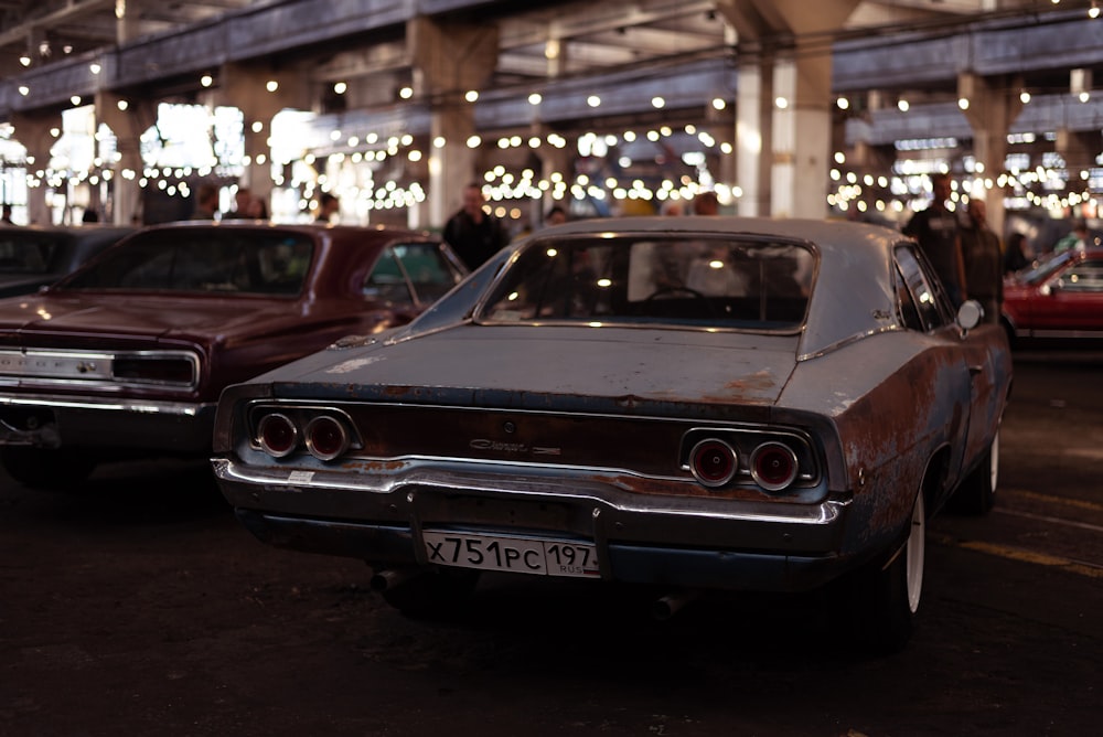 un coche estacionado en un estacionamiento