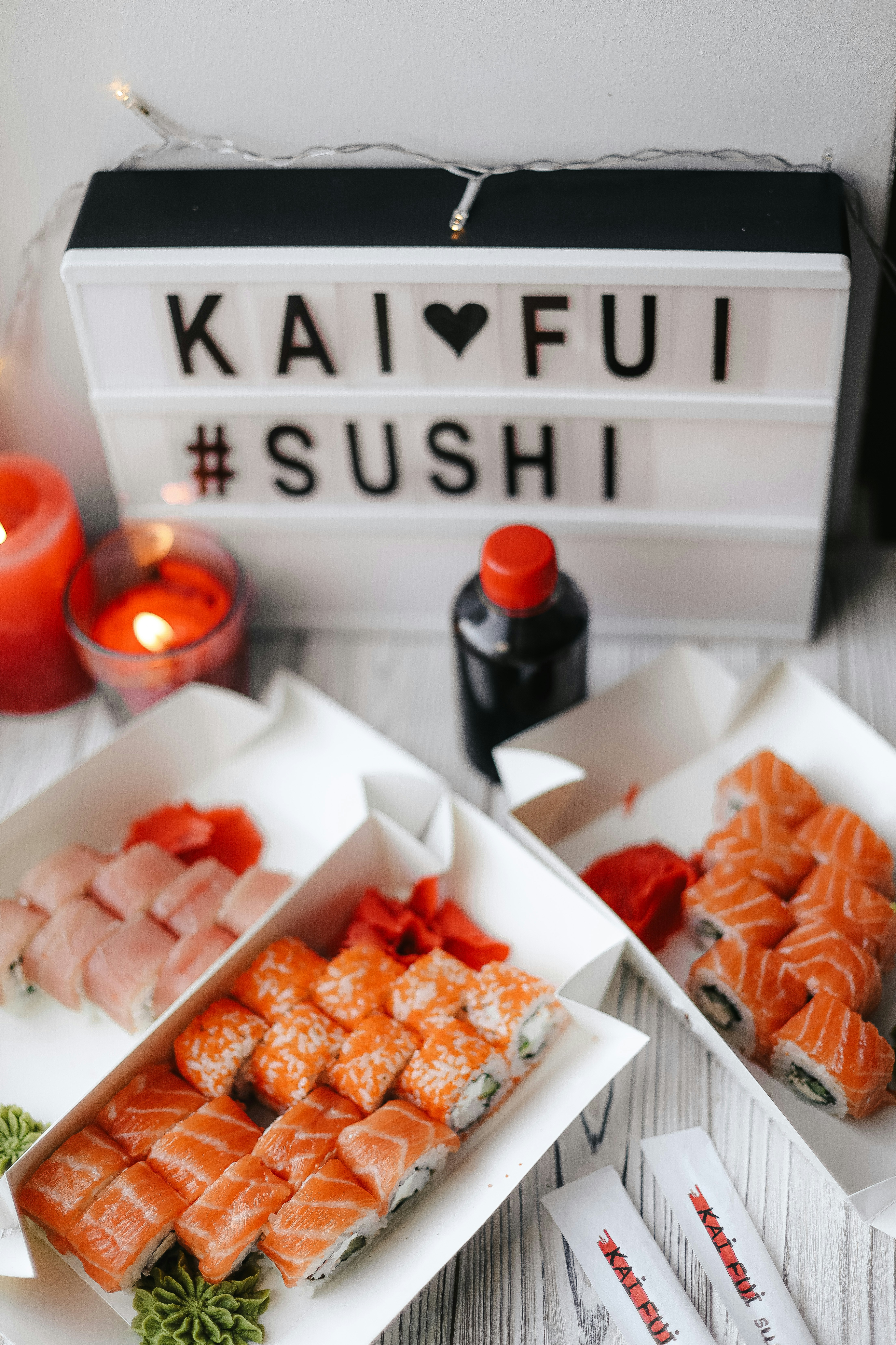 MySushi restorani sushi valik, värskelt valmistatud rollid ja sashimi, elegantne esitlus