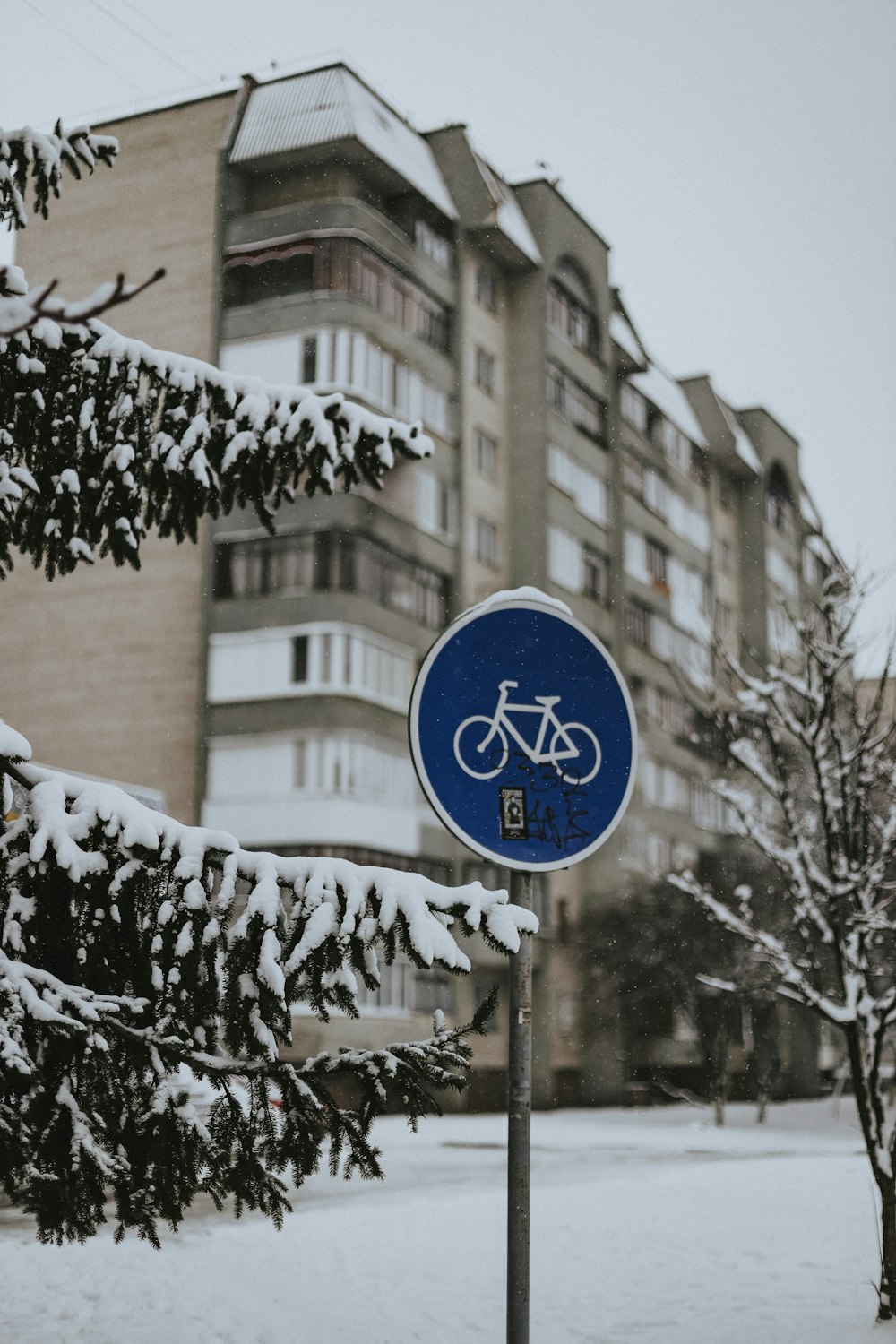 a bicycle sign in front of a building